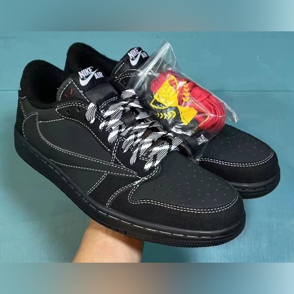 Nike Air Black and White Men's Sneakers - Picture 1 of 1
